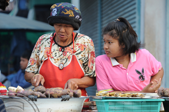 TD09963. Women in the market. Ayutthaya. Thailand. 18.1.09.