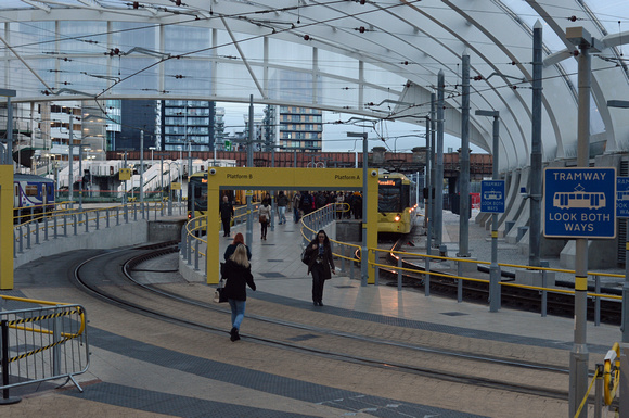 DG234381. Metrolink platforms. Manchester Victoria. 19.11.15.