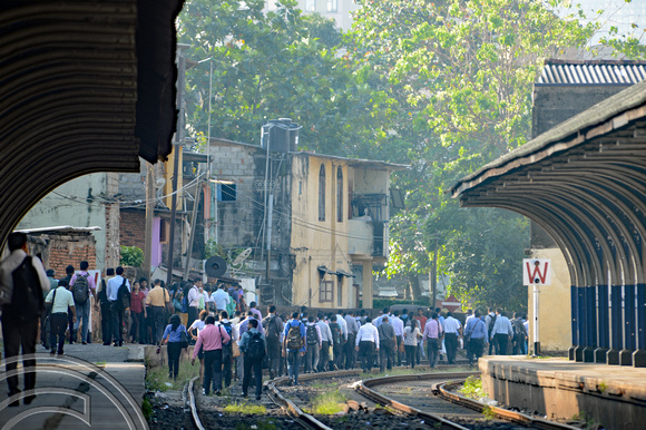 DG237450. Commuters walking the tracks. Slave Island. Colombo. Sri Lanka. 12.1.16.