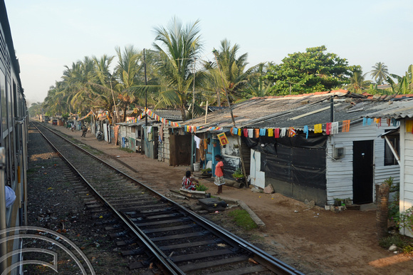 DG239184. Shanty town by the tracks. Ratmalana. Colombo. Sri Lanka. 3.2.16