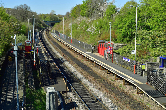 DG393034. Platforms. Cottingley. West Yorkshire. 19.4.2023.crop