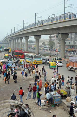DG75583. Yellow line metro. Azadpur. Delhi. India. 1.3.11.