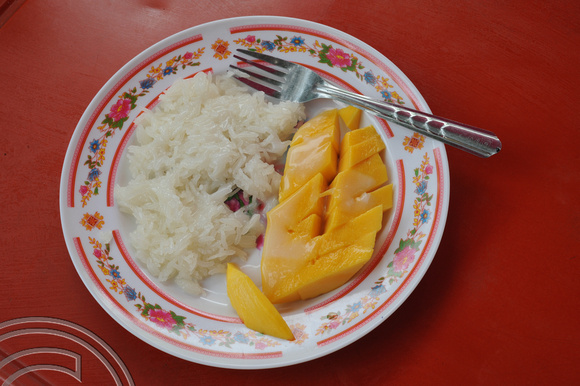 TD08478. Mango & sticky rice. Bangkok. Thailand. 3.1.09.