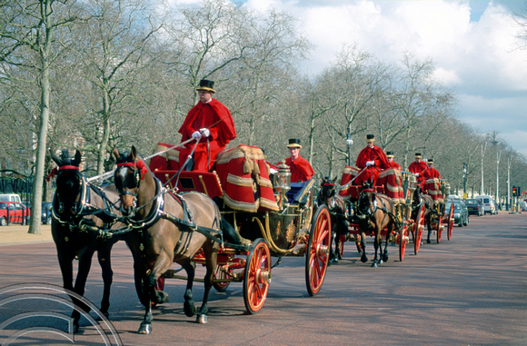 T10724. Coaches to Buckingham Palace. London. England.