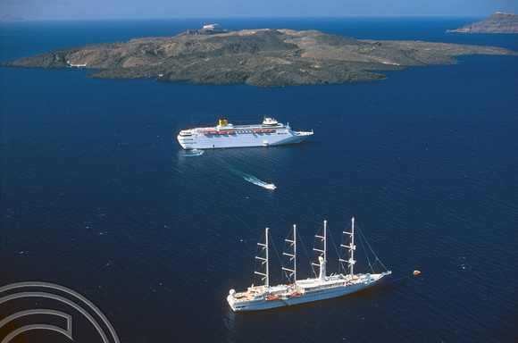 T11967. Cruise ships. Santorini. Cyclades. Greece. 26.9.01