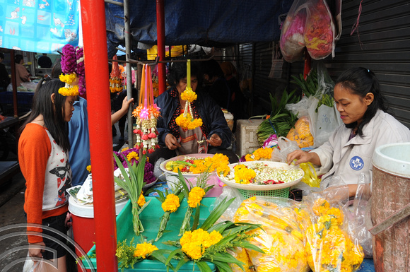 TD09981. Flower stall. Ayutthaya. Thailand. 18.1.09.