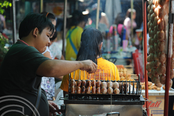 TD08382. Street food. Tha Tian. Bangkok. Thailand. 2.1.09.