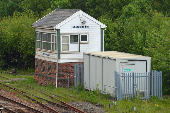 DG150559. St Helens station Signalbox. 11.6.13.