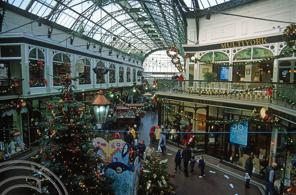 T12146. Wayfarers Arcade decorated for Christmas . 08.12.01