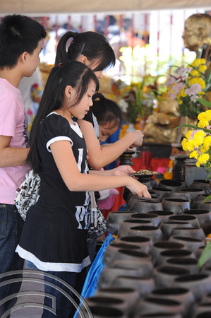 TD08332. Giving alms. Wat Arun. Bangkok. Thailand 2.1.09.