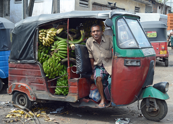 DG237311. Rickshaw stuffed with bananas. Manning market. Colombo. Sri Lanka. 11.1.16.