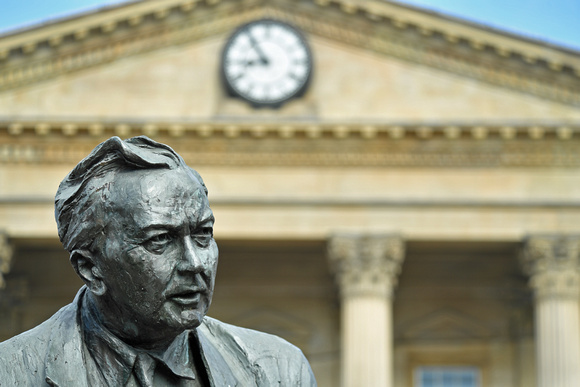 DG395339. Harold Wilson statue. Huddersfield. 2.6.2023.