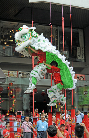 DG102929. Lion dance acrobats. Chinatown. KL. Malaysia. 31.1.12.