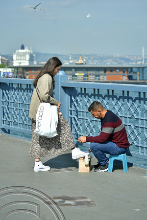 DG394048. Shining shoes. Galata Bridge. Istanbul. Turkey. 8.5.2023.