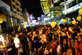 TD08194. New years eve in the  Khao San Rd. Bangkok. Thailand. 31.12.08