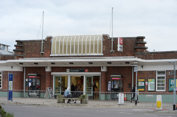 DG233986. Station entrance. Horsham. 11.11.15.