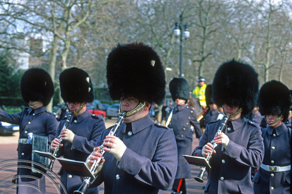 T10736. Military band (Changing of the guard). The Mall. London. England. 30.03.01
