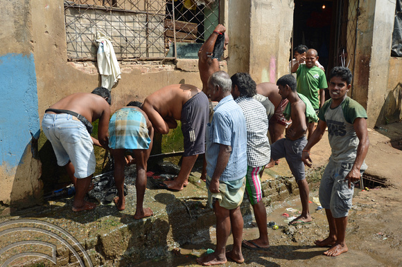 DG237347. Washing after work. Manning market. Colombo. Sri Lanka. 11.1.16.