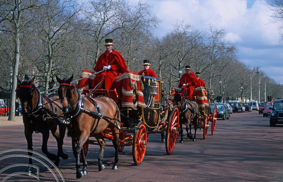 T10725. Coaches to the Palace. The Mall. London. England. 30.3.01