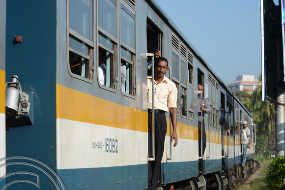DG237454. Morning commuters. Slave Island. Colombo. Sri Lanka. 12.1.16.
