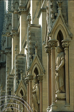 T10789. Statues. Cambridge. England. 30.04.01