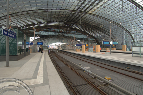 FDG03268. Hauptbahnhof. Berlin. Germany. 20.2.06.
