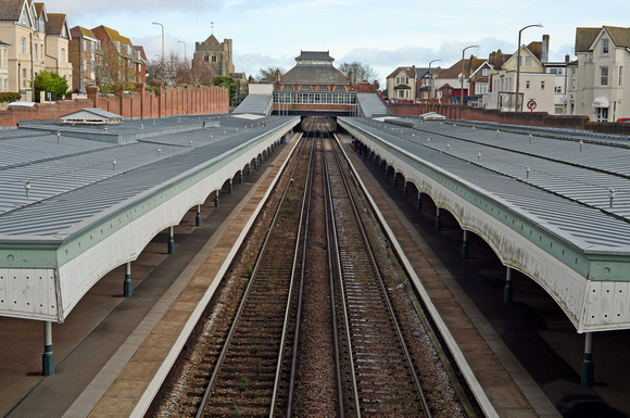 DG234136. Platforms and canopies. Bexhill. 12.11.15.