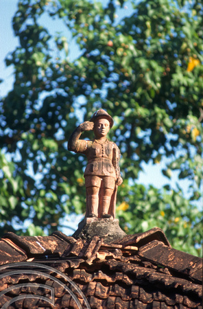 T6060. Clay statue as roof decoration. Arambol. Goa. India. December 1997