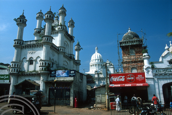 T14442. Dewata- gaha mosque, with the dome of the town hall behind. Cinnamon Gardens. Colombo. Sri Lanka. 29.12.02