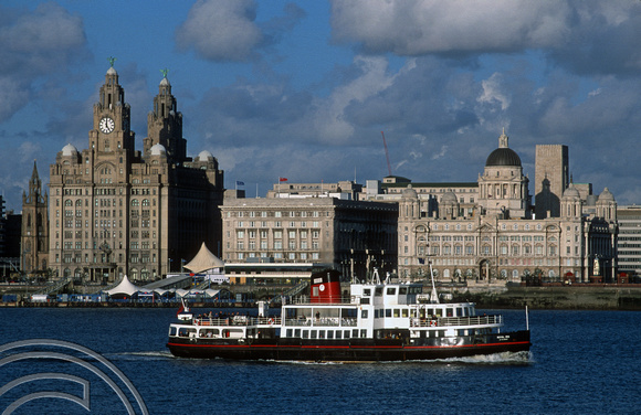 T14278. Mersey ferry and the Liver building. Liverpool. England. 03.10.02