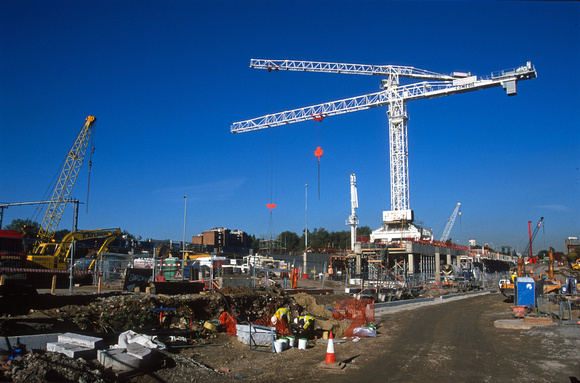 11437. Cranes building the new East side. St Pancras. 24.10.2002