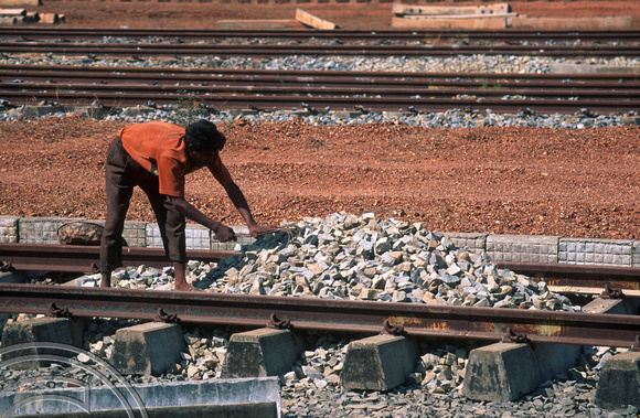 T6025. Raking ballast by hand on the new Konkan railway. Verna. India. November 1997