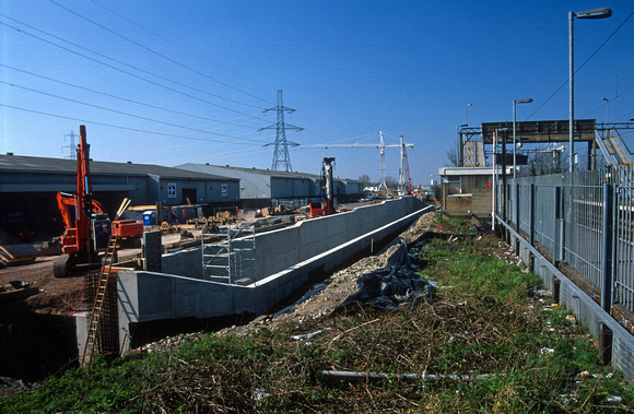11894. (CTRL contract 310). Building culverts on the CTRL trace next to the C2C station. Rainham. 17.03.2003