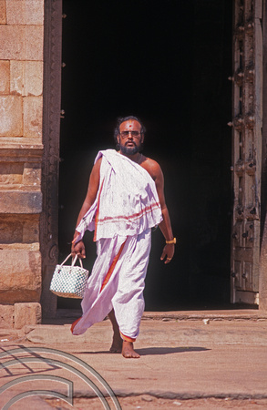 T6549. Pilgrims inside the temple. Srirangam temple. Trichy. Tamil Nadu India. January 1998