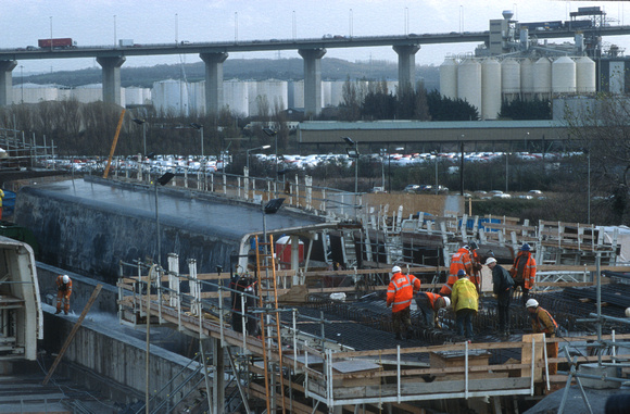 11406. Building the bridge deck prior to pushing out. Purfleet. 22.11.2002