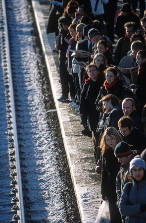 11667. Tube and train commuters stranded by delayed and cancelled services. Hornsey. 31.01.03
