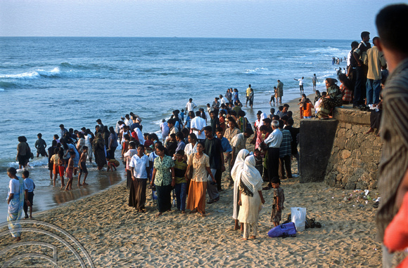 T14509. Sunday bathers at Galle Face Green. Colombo. Sri Lanka. 29.12.02