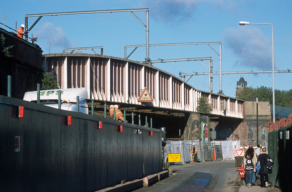 11245. Eastern deck during demolition. St Pancras. 24.10.2002