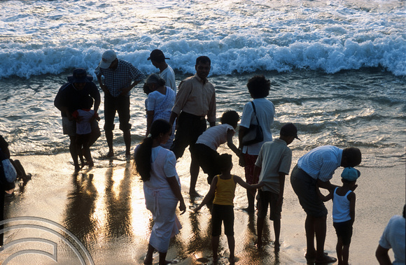 T14500. Sunday bathers at Galle Face Green. Colombo. Sri Lanka. 29.12.02