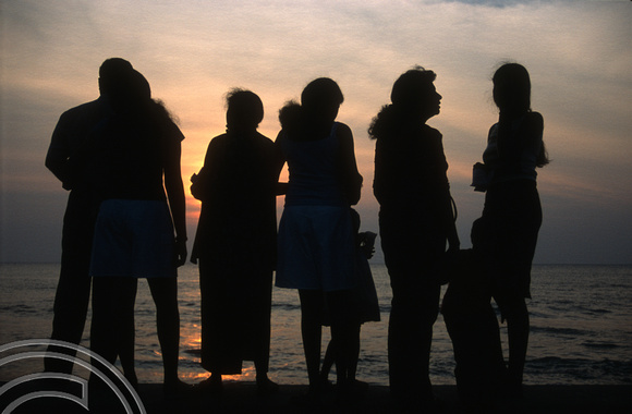 T14522. Women watching the sunset on Galle Face Green. Colombo. Sri Lanka. 29.12.02
