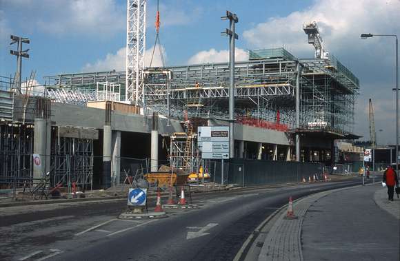 12148. (CTRL 2 contract 105). The roof of the Eastern side of the new station takes shape. St Pancras. London. 11.4.03