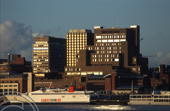 T14322. Liverpool Echo building and shipping. Liverpool. England. 3.10.02