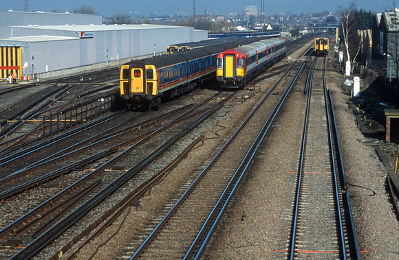 11848. 1394 passes 2423 and 5901 past Wimbledon Park depot. London. 19.2 2003