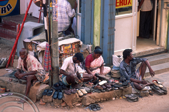 T6530. Street cobblers. Madurai. Tamil Nadu. India. January.1998