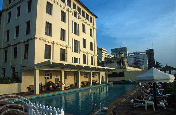 T14491. Swimming pool at the Galle Face Hotel. Colombo. Sri Lanka. 29.12.02