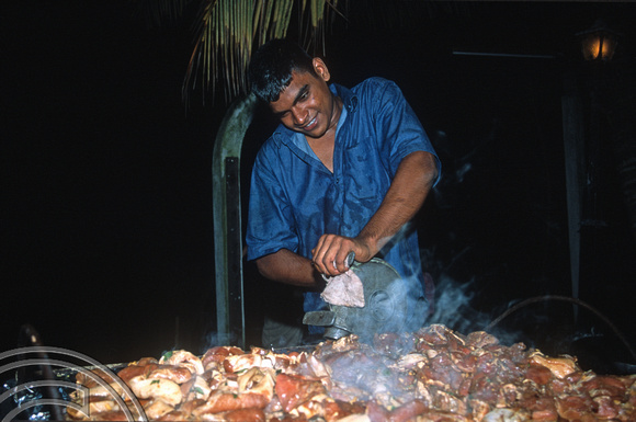 T14414. Cooking meat for the Sunday barbecue alfresco. Goyambokka. Tangalle. Sr Lanka. 22.12.02.