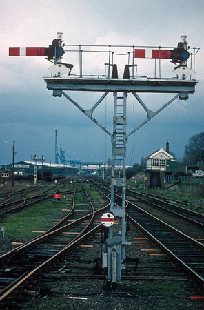 3756. Bracket semaphore signal. Lowestoft. 02.04.94