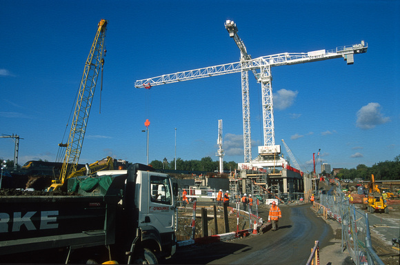 11195. MML HST passes a crane building the new E side station. St Pancras. London. England 17.10.02
