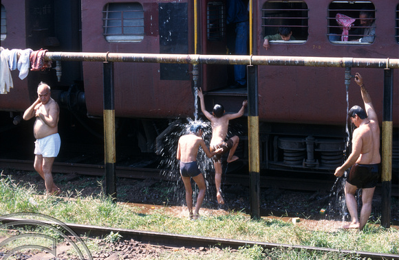 T6309. Passengers take chance to have a shower. Ernakulam Junction. Kerala. India. 27.12.1997