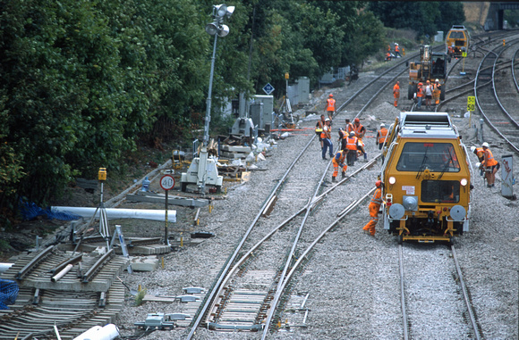 R11275. Relaying the Fast lines during a blockade. Slough.  25.8.03